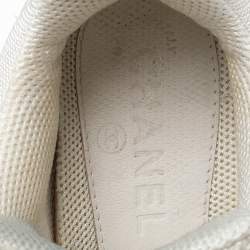 مملوكة مسبقًا حذاء رياضي شانيل رباط علوي مزين شعار الماركة سي سي شبك و جلد أبيض مقاس 37