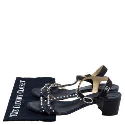 مملوكة مسبقًا صندل شانيل كعب عريض مزخرف لؤلؤ جلد أسود/ أزرق مقاس 40