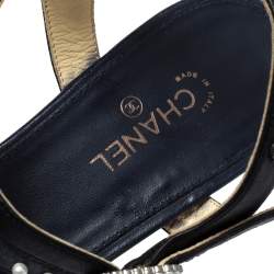 مملوكة مسبقًا صندل شانيل كعب عريض مزخرف لؤلؤ جلد أسود/ أزرق مقاس 40