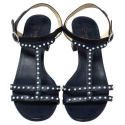 مملوكة مسبقًا صندل شانيل كعب عريض مزخرف لؤلؤ جلد أسود/ أزرق مقاس 40