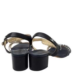 مملوكة مسبقًا صندل شانيل كعب عريض مزخرف لؤلؤ جلد أسود/ أزرق مقاس 40