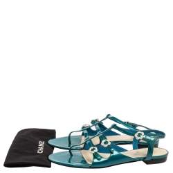 مملوكة مسبقًا صندل شانيل سير حرف تي جلد لامع أخضر مقاس 39.5