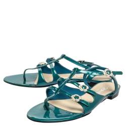 مملوكة مسبقًا صندل شانيل سير حرف تي جلد لامع أخضر مقاس 39.5