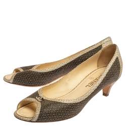 مملوكة مسبقًا Chanel Two Tone Textured Leather Open Toe CC Pumps Size 40.5 