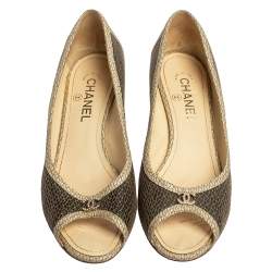 مملوكة مسبقًا Chanel Two Tone Textured Leather Open Toe CC Pumps Size 40.5 