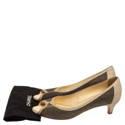 مملوكة مسبقًا Chanel Two Tone Textured Leather Open Toe CC Pumps Size 40.5 