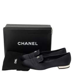 مملوكة مسبقًا Chanel Navy Blue Satin Crystal Embellished CC Smoking Slippers Size 40.5