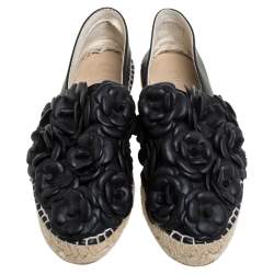 مملوكة مسبقًا حذاء إسبادريل شانيل كامليا سي سي جلد أسود مقاس 37