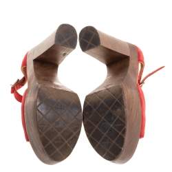 مملوكة مسبقًا Chanel Red Suede and Wood Platform Sandals Size 38