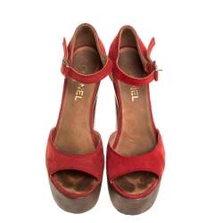مملوكة مسبقًا Chanel Red Suede and Wood Platform Sandals Size 38