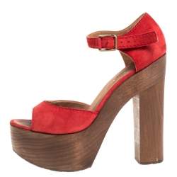 مملوكة مسبقًا Chanel Red Suede and Wood Platform Sandals Size 38