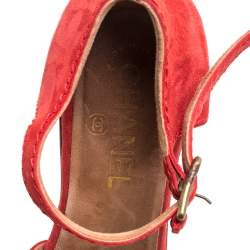 مملوكة مسبقًا Chanel Red Suede and Wood Platform Sandals Size 38