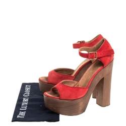 مملوكة مسبقًا Chanel Red Suede and Wood Platform Sandals Size 38