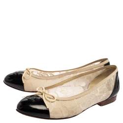 مملوكة مسبقًا Chanel White/Black Lace and Patent Leather Bow Ballet Flats Size 39.5