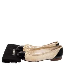 مملوكة مسبقًا Chanel White/Black Lace and Patent Leather Bow Ballet Flats Size 39.5