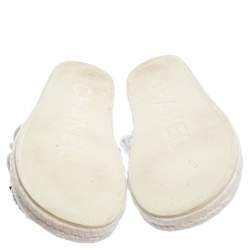 مملوكة مسبقًا Chanel White Pleated Fabric CC Turnlock Triple Strap Slide Flats Size 39