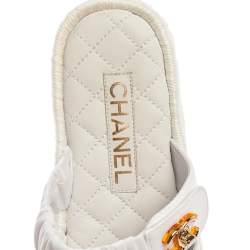 مملوكة مسبقًا Chanel White Pleated Fabric CC Turnlock Triple Strap Slide Flats Size 39