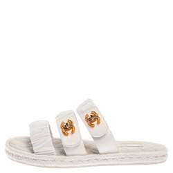 مملوكة مسبقًا Chanel White Pleated Fabric CC Turnlock Triple Strap Slide Flats Size 39