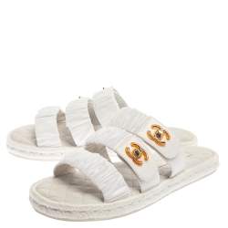 مملوكة مسبقًا Chanel White Pleated Fabric CC Turnlock Triple Strap Slide Flats Size 39
