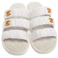 مملوكة مسبقًا Chanel White Pleated Fabric CC Turnlock Triple Strap Slide Flats Size 39