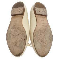 Pre Owned حذاء باليرينا فلات شانيل مقدمة سوداء مزين فيونكة و شعار الماركة سي سي جلد أبيض مقاس 36.5