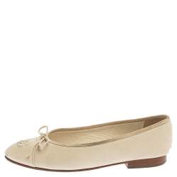 Pre Owned حذاء باليرينا فلات شانيل مقدمة سوداء مزين فيونكة و شعار الماركة سي سي جلد أبيض مقاس 36.5