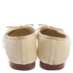 Pre Owned حذاء باليرينا فلات شانيل مقدمة سوداء مزين فيونكة و شعار الماركة سي سي جلد أبيض مقاس 36.5