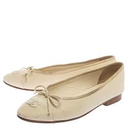 Pre Owned حذاء باليرينا فلات شانيل مقدمة سوداء مزين فيونكة و شعار الماركة سي سي جلد أبيض مقاس 36.5