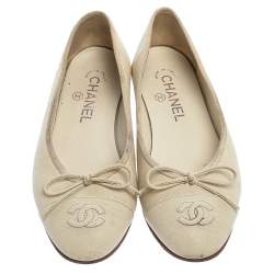 Pre Owned حذاء باليرينا فلات شانيل مقدمة سوداء مزين فيونكة و شعار الماركة سي سي جلد أبيض مقاس 36.5