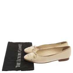 Pre Owned حذاء باليرينا فلات شانيل مقدمة سوداء مزين فيونكة و شعار الماركة سي سي جلد أبيض مقاس 36.5