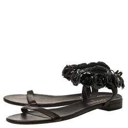 Pre Owned صندل شانيل سير كاحل كاميليا جلد أسود مقاس 42 C