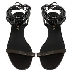 Pre Owned صندل شانيل سير كاحل كاميليا جلد أسود مقاس 42 C