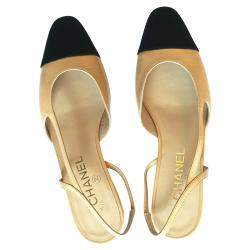 مملوكة مسبقًا صندل فلات شانيل جلد وقماش بيج/أسود مقدمة منفصلة حزام للكاحل مقاس 38