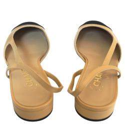 مملوكة مسبقًا صندل فلات شانيل جلد وقماش بيج/أسود مقدمة منفصلة حزام للكاحل مقاس 38