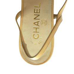 مملوكة مسبقًا صندل فلات شانيل جلد وقماش بيج/أسود مقدمة منفصلة حزام للكاحل مقاس 38