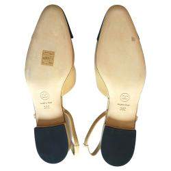 مملوكة مسبقًا صندل فلات شانيل جلد وقماش بيج/أسود مقدمة منفصلة حزام للكاحل مقاس 38