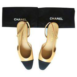 مملوكة مسبقًا صندل فلات شانيل جلد وقماش بيج/أسود مقدمة منفصلة حزام للكاحل مقاس 38