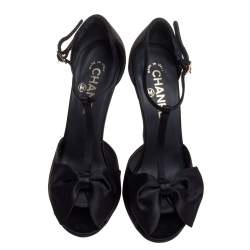 Pre Owned صندل شانيل مقدمة مفتوحة سير حرف تي فيونكة ساتان أسود مقاس 39.5