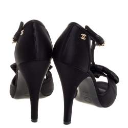 Pre Owned صندل شانيل مقدمة مفتوحة سير حرف تي فيونكة ساتان أسود مقاس 39.5