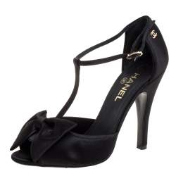 Pre Owned صندل شانيل مقدمة مفتوحة سير حرف تي فيونكة ساتان أسود مقاس 39.5