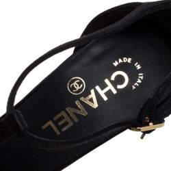 Pre Owned صندل شانيل مقدمة مفتوحة سير حرف تي فيونكة ساتان أسود مقاس 39.5