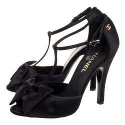 Pre Owned صندل شانيل مقدمة مفتوحة سير حرف تي فيونكة ساتان أسود مقاس 39.5