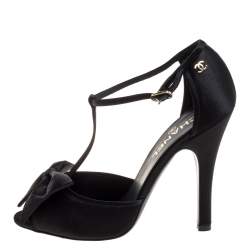 Pre Owned صندل شانيل مقدمة مفتوحة سير حرف تي فيونكة ساتان أسود مقاس 39.5