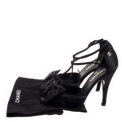 Pre Owned صندل شانيل مقدمة مفتوحة سير حرف تي فيونكة ساتان أسود مقاس 39.5