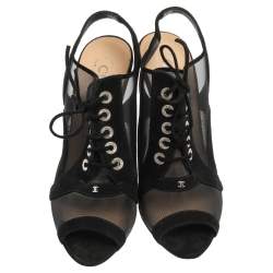 Pre Owned حذاء بوتي شانيل مقدمة مفتوحة سي سي حواف سويدي وشبك أسود مقاس 38