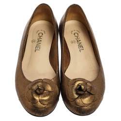Pre Owned حذاء فلات باليه شانيل كاميليا جلد منقوش ذهبي مقاس 38