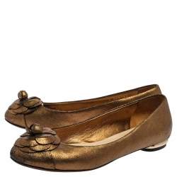 Pre Owned حذاء فلات باليه شانيل كاميليا جلد منقوش ذهبي مقاس 38
