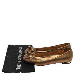 Pre Owned حذاء فلات باليه شانيل كاميليا جلد منقوش ذهبي مقاس 38