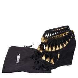 Pre Owned صندل شانيل كعب روكي سير جلد سويدي ذهبي/ أسود مقاس 37.5