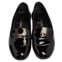 مملوكة مسبقًا Chanel Black Patent Leather CC Faux Pearl Loafers Size 37